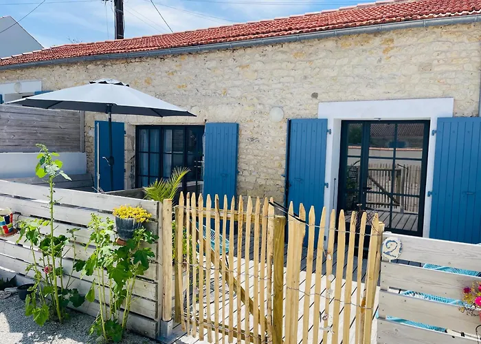 Residence Clos des Aigrettes -Appartements a 30m du Port de La Cotiniere , Ile d Oleron -commerces et plages a pied